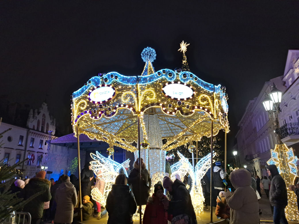 Świąteczne Miasteczko w Rzeszowie. Rynek rozbłysnął milionem światełek!