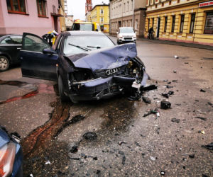 Wypadek na ul. Świętej Trójcy w Bydgoszczy. Trzy osoby są ranne [ZDJĘCIA]