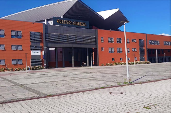 Plac przed Netto Areną przed zmianami