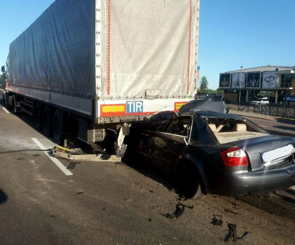 Audi wbiło się pod naczepę tita