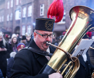 Barbórka 2025. Pobudka górnicza na Nikiszowcu w wykonaniu Orkiestry Wieczorek