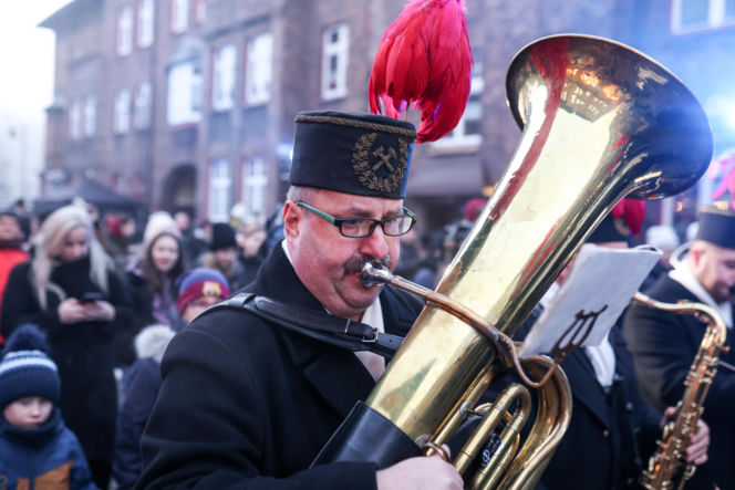 Barbórka 2025. Pobudka górnicza na Nikiszowcu w wykonaniu Orkiestry Wieczorek