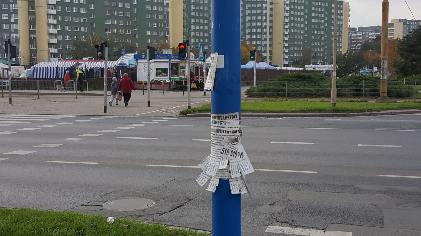Wrocław jest pełen nielegalnie przyklejonych plakatów i ulotek