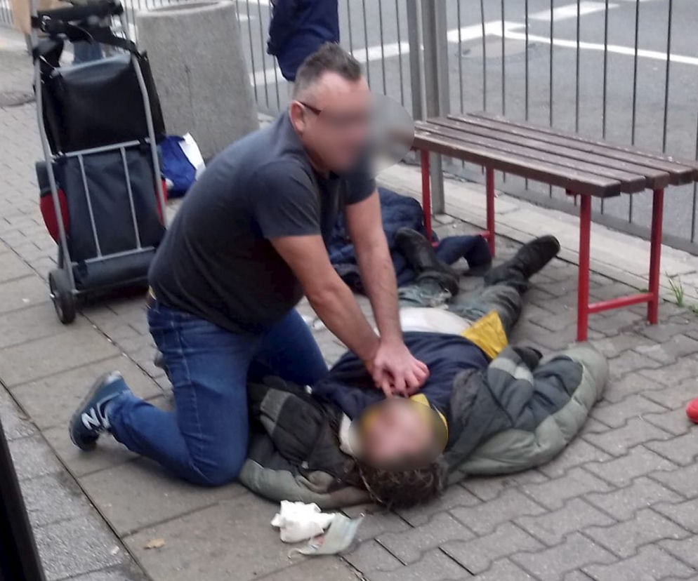Trwa reanimacja mężczyzny na przystanku tramwajowym przy Okopowej