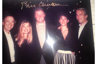 Opublikowano kolejną partię zdjęć z akt Epsteina wśród nich Bill Clinton i Michael Jackson