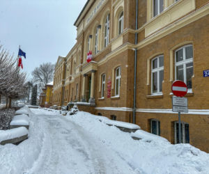 Ostróda w centrum śnieżycy. Burmistrz nocą ratował ludzi. Kierowcy nocowali w urzędzie