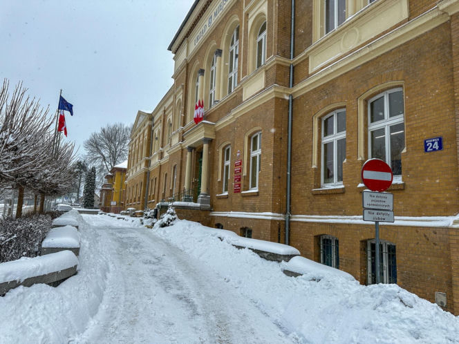 Ostróda w centrum śnieżycy. Burmistrz nocą ratował ludzi. Kierowcy nocowali w urzędzie