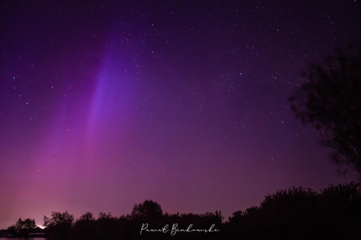 Tak wyglądała zorza polarna na niebie między Bydgoszczą a Toruniem. Miłośnicy astronomii zrobili niesamowite zdjęcia! 
