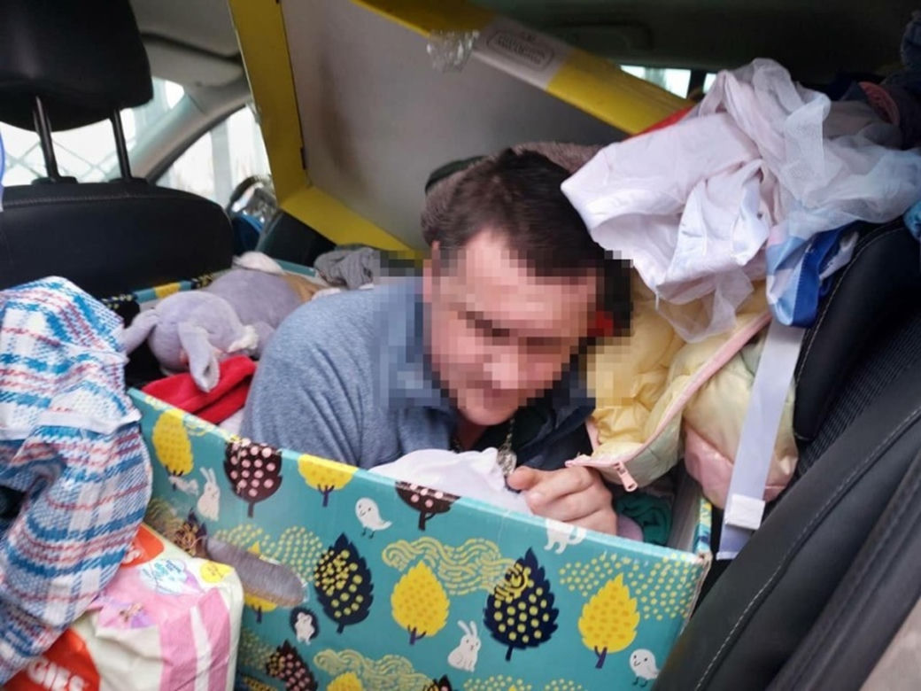 Ukraińcy uciekają przed poborem w damskich ubraniach i w pudełkach po zabawkach