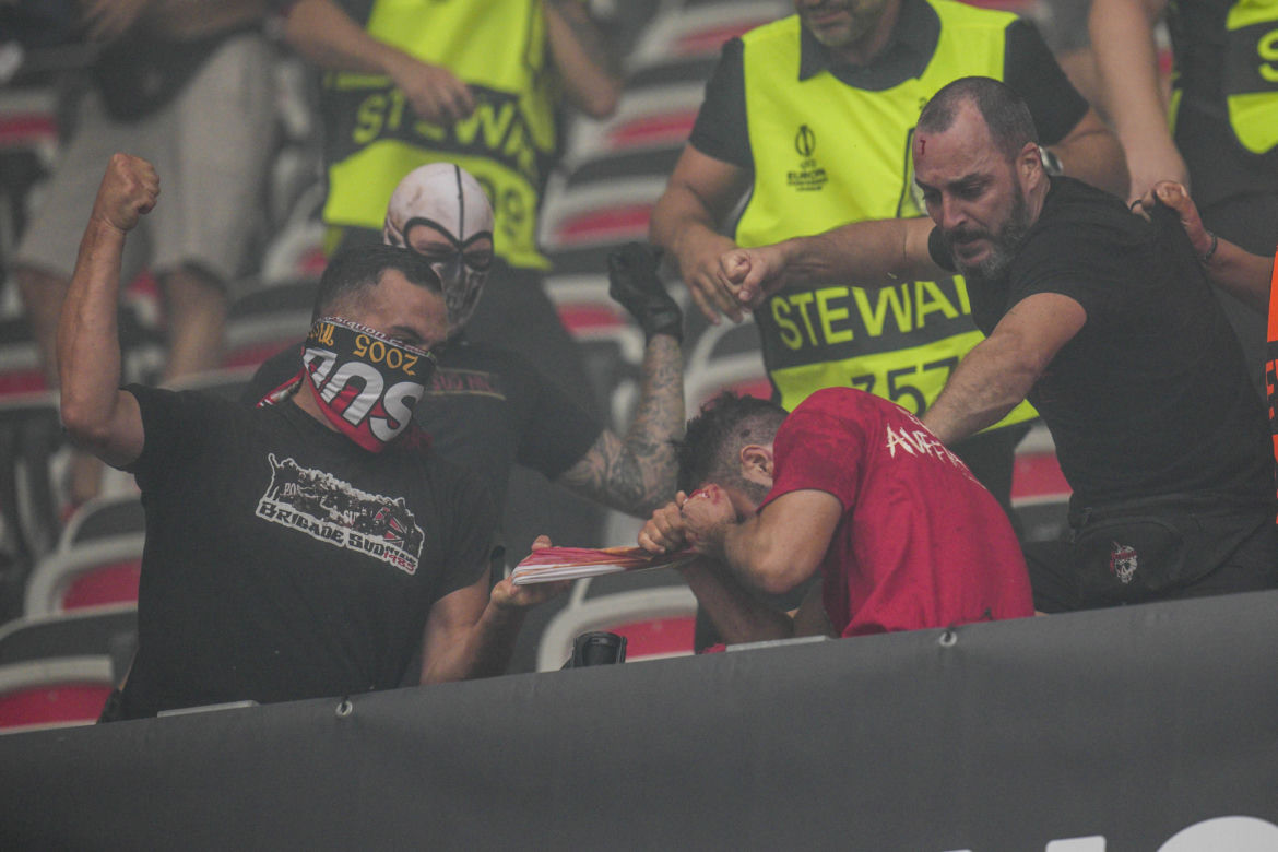 Zadyma na meczu OCG Nice - FC Koln 