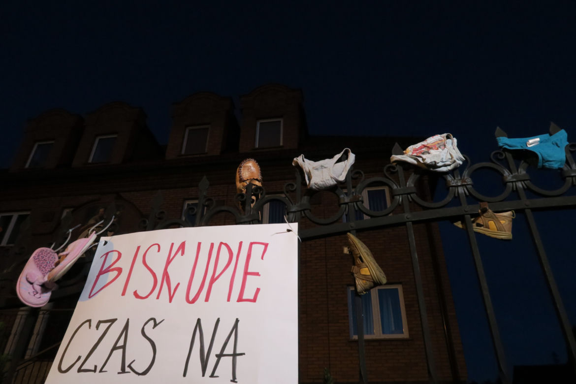 Manifestacja przed kaliską kurią diecezjalną. Kaliszanie oburzeni zachowaniem biskupa Janiaka