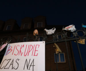 Manifestacja przed kaliską kurią diecezjalną. Kaliszanie oburzeni zachowaniem biskupa Janiaka