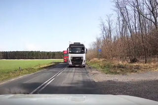 Wyprzedzanie na dwupasmówce mogło się skończyć tragedią. Niebezpieczny manewr uchwyciła kamera - WIDEO