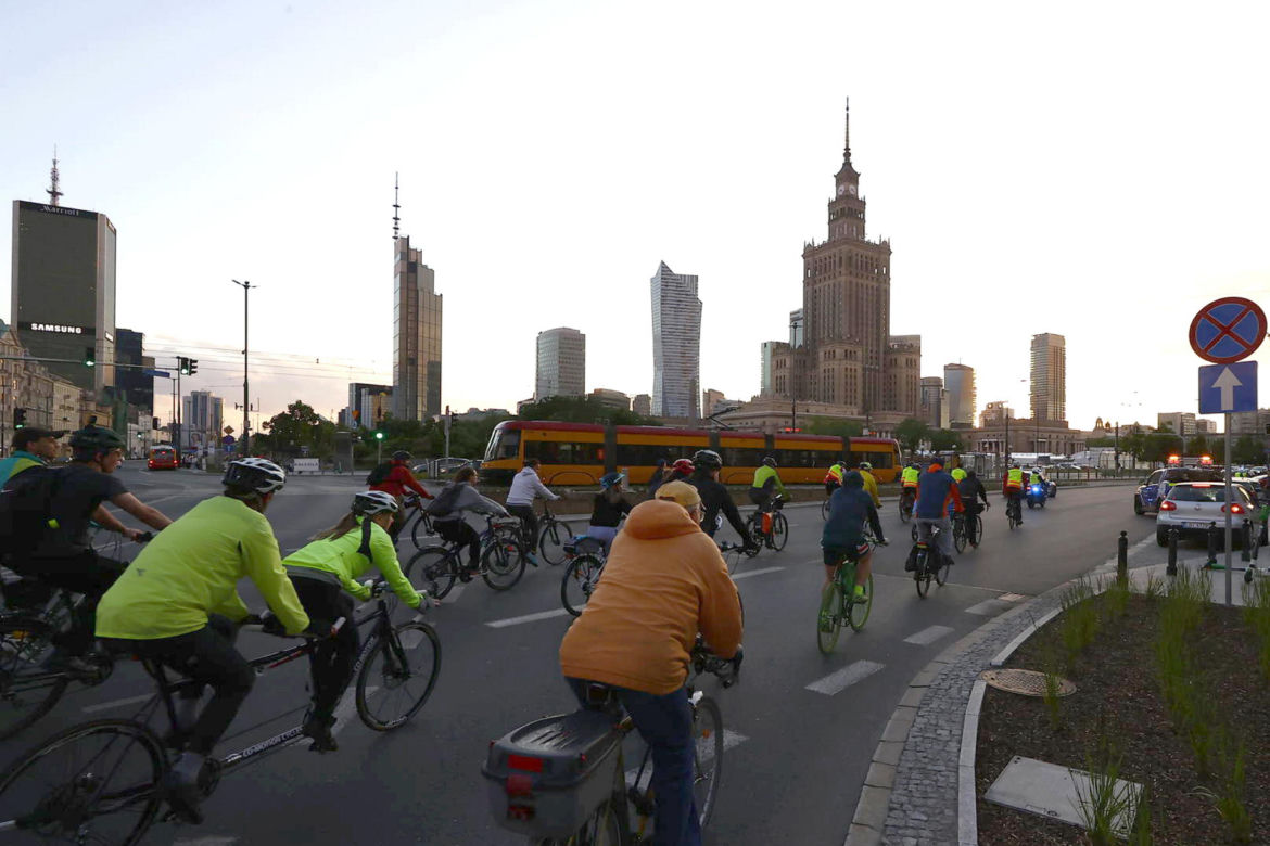 Masa Krytyczna przejechała ulicami Warszawy. Gigantyczne korki w trzech dzielnicach [GALERIA]