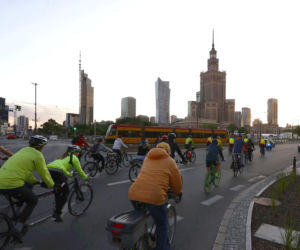 Masa Krytyczna przejechała ulicami Warszawy. Gigantyczne korki w trzech dzielnicach [GALERIA]
