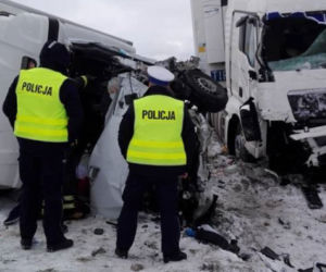 Szypliszki. Wypadek na DK 8. Czołowe zderzenie TIR-a z autem dostawczym. Droga zablokowana