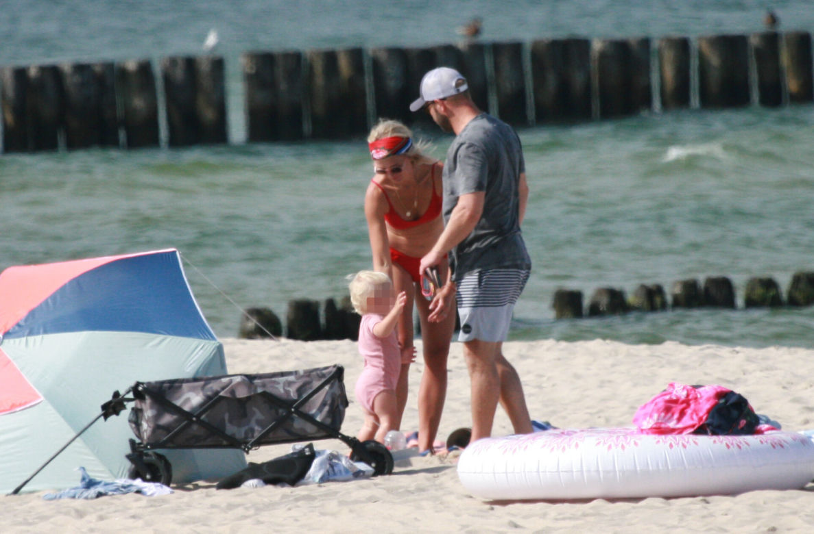 Borys Szyc całuje się na plaży