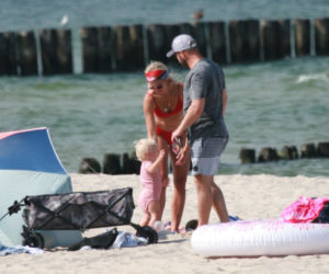 Borys Szyc całuje się na plaży