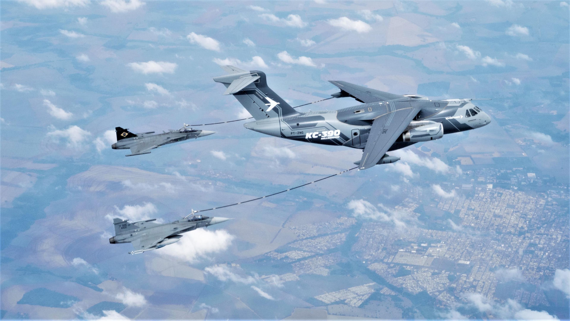 Brazylijski Gripen tankuje z KC-390
