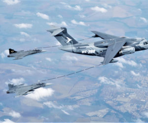 Brazylijski Gripen tankuje z KC-390
