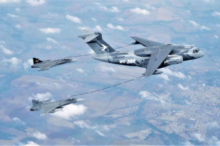 Brazylijski Gripen tankuje z KC-390