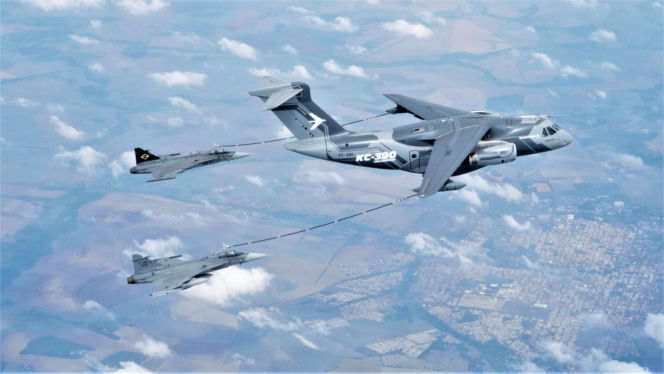 Brazylijski Gripen tankuje z KC-390