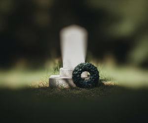 Grób Barbary Skrzypek po roku. Kto zostawił na nim najbardziej wymowny wieniec?