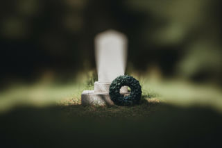 Grób Barbary Skrzypek po roku. Kto zostawił na nim najbardziej wymowny wieniec?