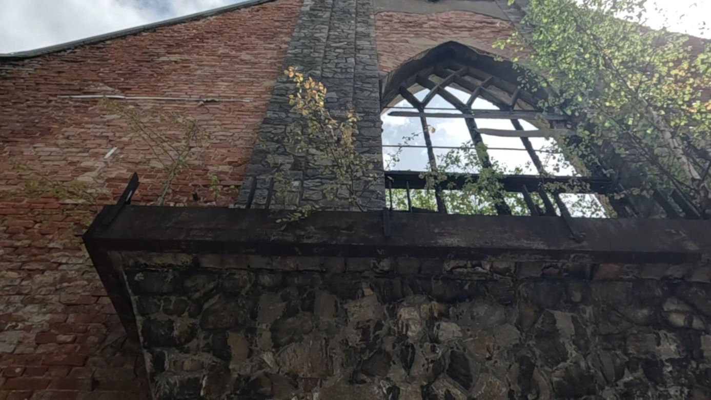 Porzucony kościół Salvatora na Dolnym Śląsku. Tajemnicza ruina w centrum miasta 