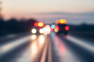 Dachowanie Jeepa w Warszawie. Co naprawdę uratowało kierowcę?