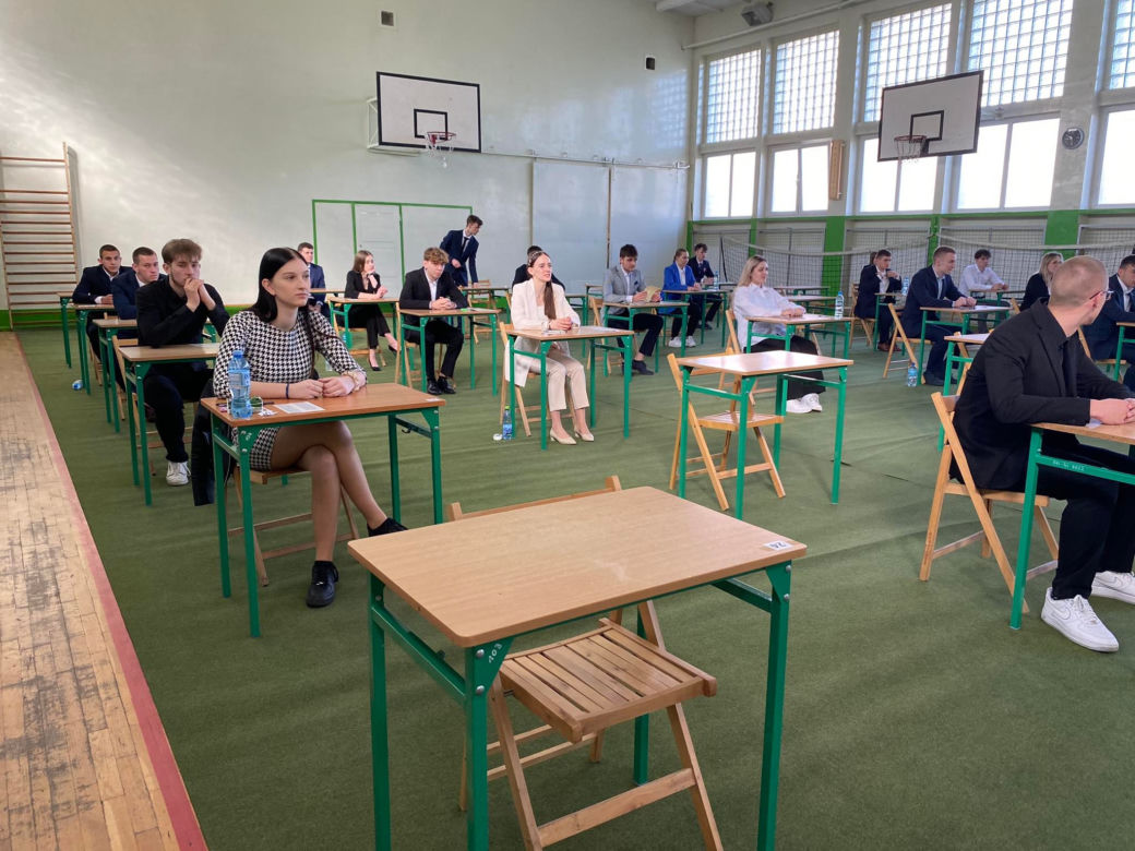 Matura 2023. Maturzyści podczas matury w LO VII w Zielonej Górze