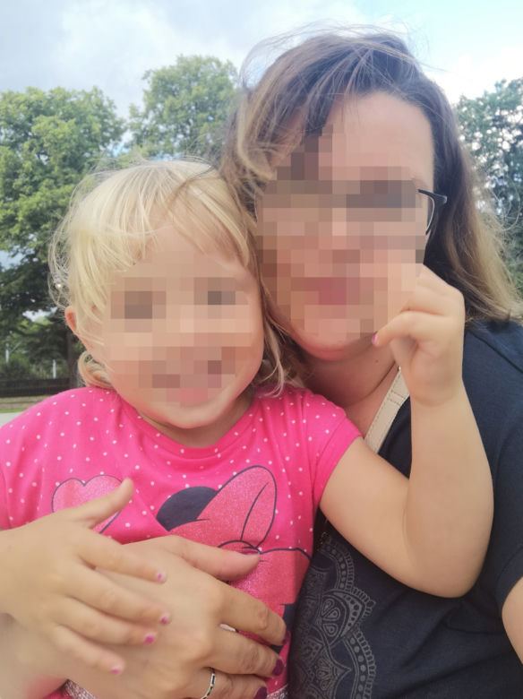 Ciężarna Gosia i 3-letnia Laura zginęły przy drodze. Mąż i ojciec zalewa się łzami. "Zabił, bo chciał ratować samochód" 