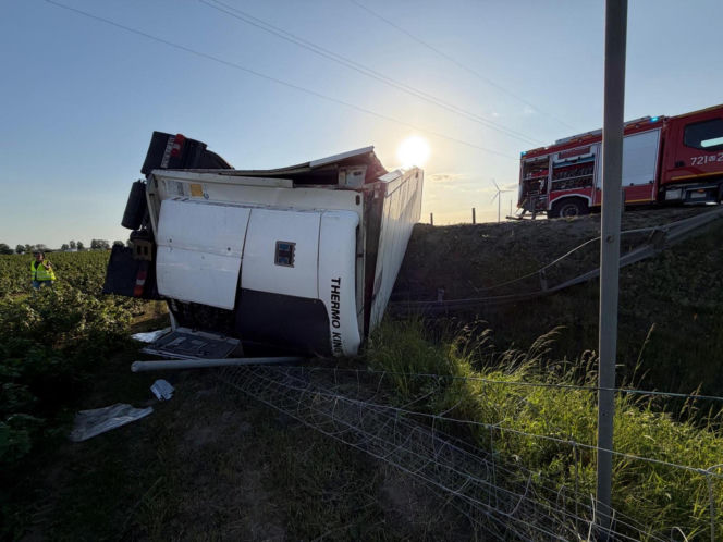 Poważny wypadek na trasie S8. Ciężarówka zderzyła się z osobówką