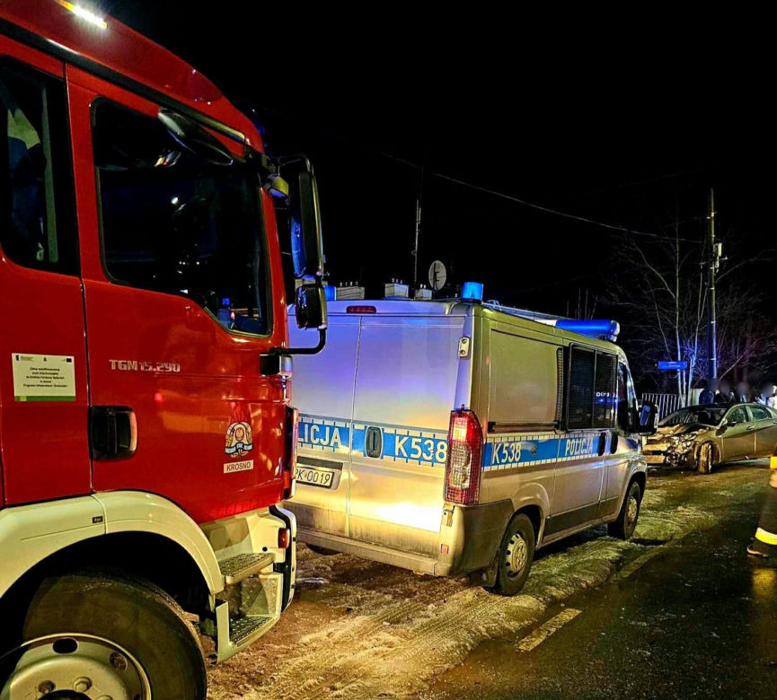 Na ten widok kobieta aż zasłabła! Pijany 25-latek przygrzmocił w 6 zaparkowanych samochodów