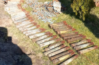 Lubelskie: Na działce znaleziono 50 pocisków przeciwpancernych i kilkaset sztuk amunicji!