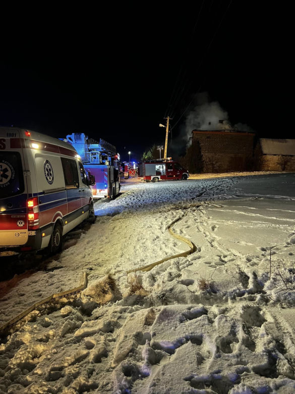 Tragiczny pożar pod Olkuszem. Nie żyje mężczyzna wyniesiony z płonącego domu