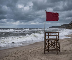 Sinice Jastrzębia Góra. Czy w Jastrzębiej Górze można się kąpać 28.07? Flaga, warunki pogodowe