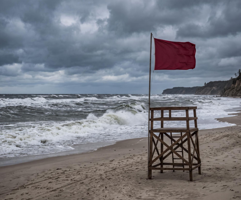 Sinice Jastrzębia Góra. Czy w Jastrzębiej Górze można się kąpać 28.07? Flaga, warunki pogodowe