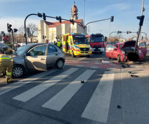 Zderzenie dwóch osobówek w Bydgoszczy! Jedna osoba ranna [ZDJĘCIA]