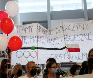 Powitanie wioślarek na Okęciu
