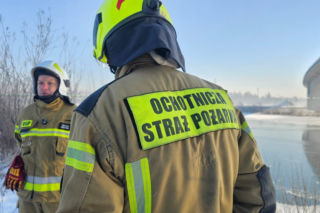 Wierzchosławice - akcja strażaków na zamarzniętym Dunajcu