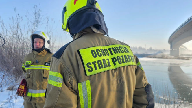 Wierzchosławice - akcja strażaków na zamarzniętym Dunajcu