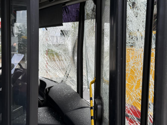 Zderzenie autobusów w Warszawie. Pękły szyby, jedna osoba w szpitalu