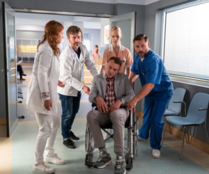 Na dobre i na złe odc. 826. Gloria (Aleksandra Grabowska), Franek (Paweł Ławrynowicz), Borys Jakubek (Marcin Zacharzewski), Paweł (Marcin Sianko)