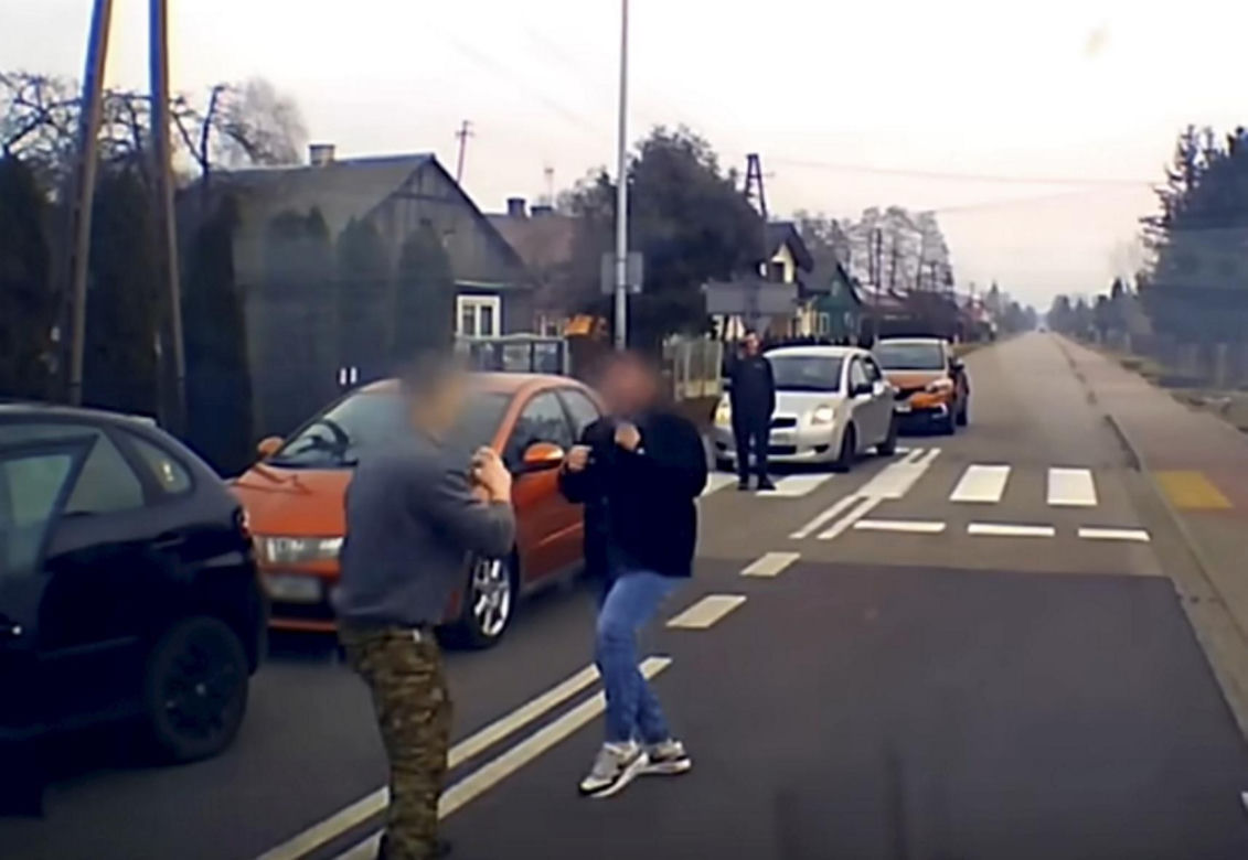 Do sieci trafiło szokujące nagranie. Brutalna bójka kierowców. Przez kilka minut kopali się na oczach świadków