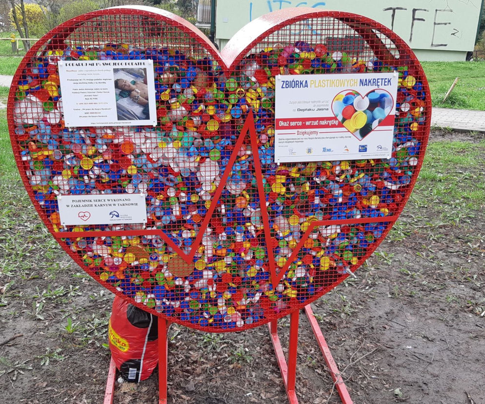 Tarnów. Napełniają serce nakrętkami i wkładają to swoje serca. Pomogli choremu Kacprowi