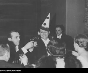 Sylwestrowe bale w II RP. Elegancja, szampan i mazur o północy