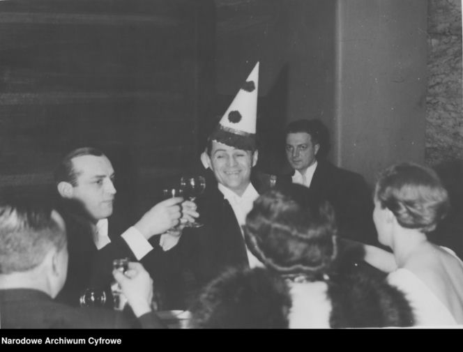 Sylwestrowe bale w II RP. Elegancja, szampan i mazur o północy