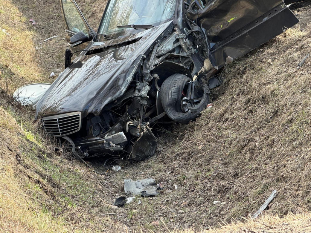 Twarde lądowanie w rowach. Pechowy koniec dwóch różnych podróży