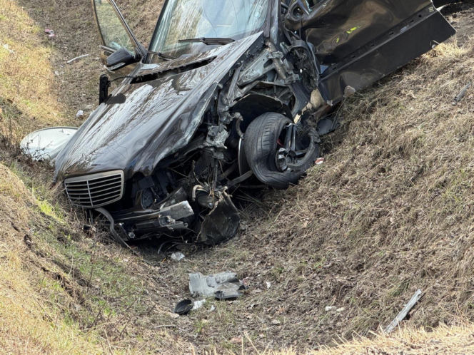 Twarde lądowanie w rowach. Pechowy koniec dwóch różnych podróży